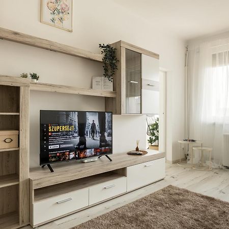 Malompark Apartman With Free Parking Debrecen Esterno foto